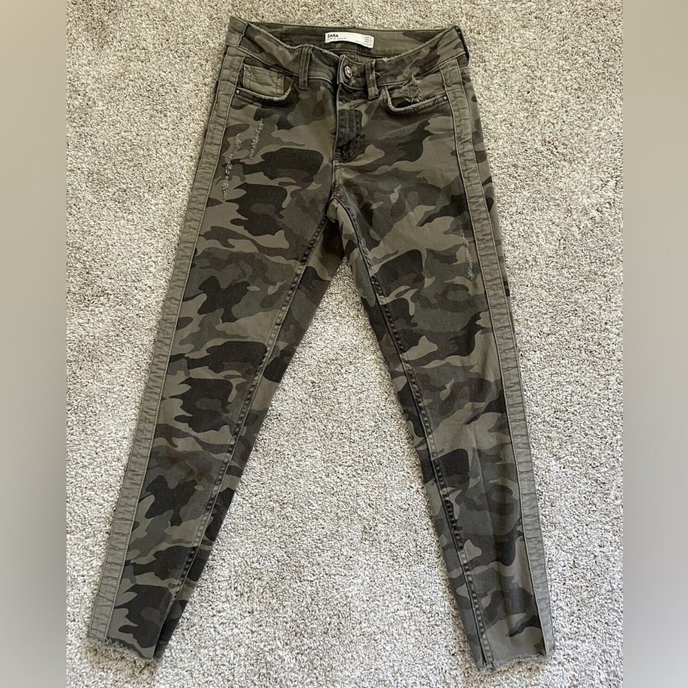 Zara Women’s Distressed Camouflage Camo Skinny Jeans Size 2 Raw Hem